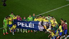 Los jugadores de Brasil, con la pancarta de apoyo a Pelé.