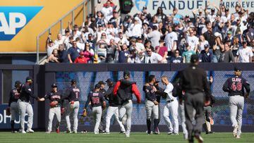 En el cierre del juego entre Yankees y Guardians en New York, aficionados neoyorquinos lanzaron basura contra los jardineros del club de Cleveland.