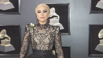 La cantante estadounidense Lady Gaga posa a su llegada al Madison Square Garden de Nueva York, para participar de la 60 edici&oacute;n de los Premios Grammy.