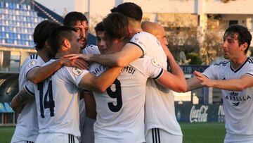 Jugadores del Marbella festejando uno de sus goles al Lorca.
