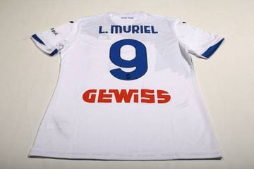 Segunda camiseta de Atalanta con el 9 de Luis Fernando Muriel.