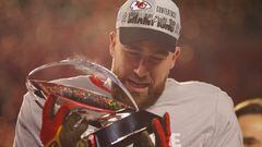KANSAS CITY, MISSOURI - JANUARY 29: Travis Kelce #87 of the Kansas City Chiefs holds the Lamar Hunt Trophy after defeating the Cincinnati Bengals 23-20 in the AFC Championship Game at GEHA Field at Arrowhead Stadium on January 29, 2023 in Kansas City, Missouri.   Kevin C. Cox/Getty Images/AFP (Photo by Kevin C. Cox / GETTY IMAGES NORTH AMERICA / Getty Images via AFP)