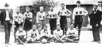 El Sportklub Rapid Wien, conocido como Rapid Viena, es un club de fútbol más antiguo de Austria. Se creó el 8 de enero de 1899. 