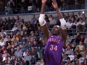 Uno de los mejores pívots de la historia, Olajuwon jugó 17 temporadas en Houston Rockets, donde ganó dos anillos. Después se retiró con un breve paso (2001-02) por Toronto Raptors, donde solo fue titular en 37 partidos.