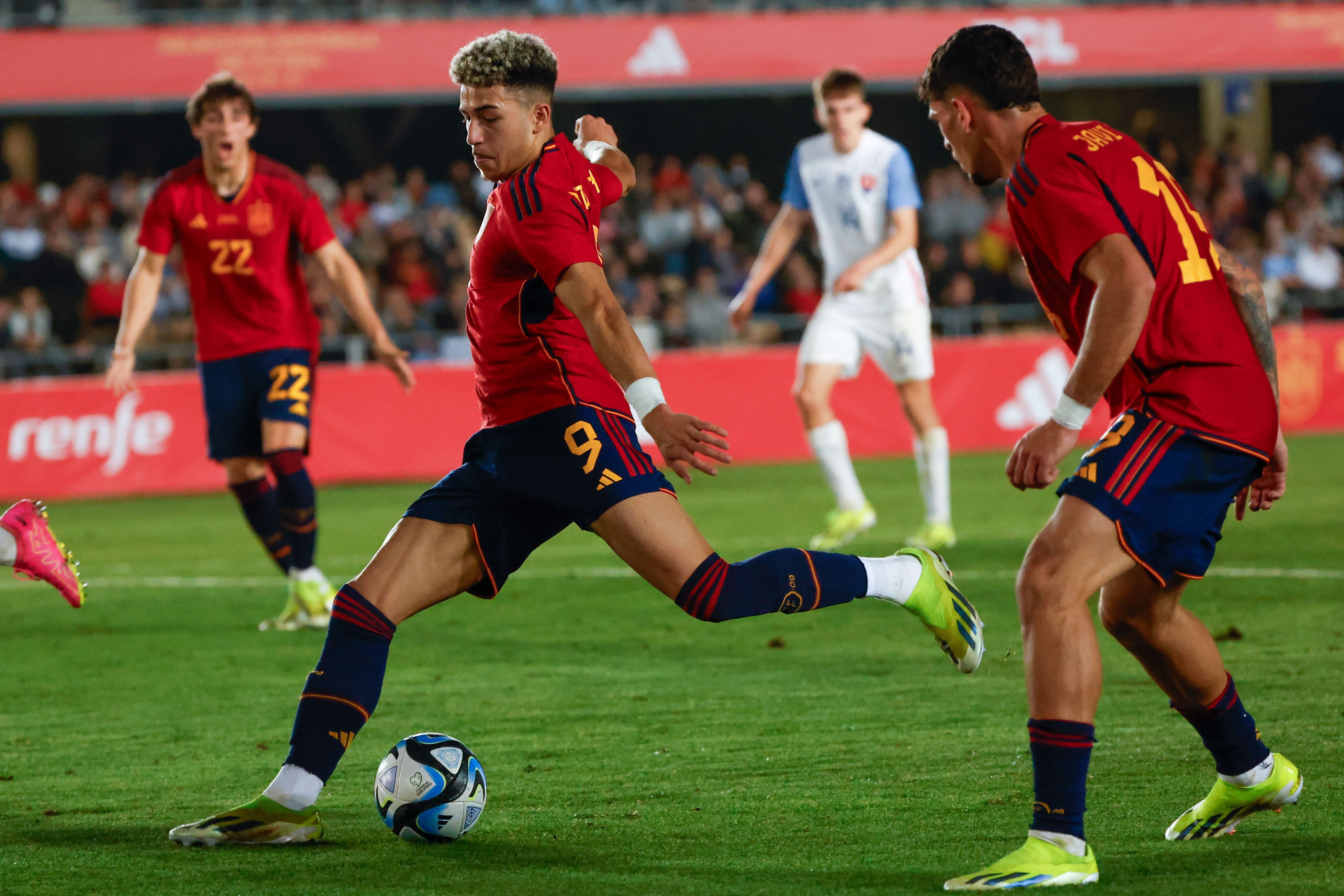 España blinda a Huijsen y Joseph en un mal partido