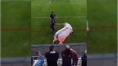 El peligroso momento en el que un toro se sale de control en un partido de futbol