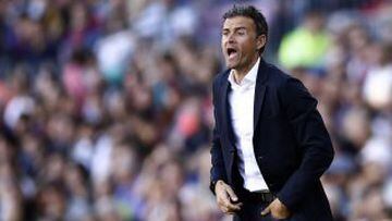 FC Barcelona's coach Luis Enrique gives instructions during the Spanish La Liga soccer match between FC Barcelona and Deportivo Coruna at the Camp Nou in Barcelona, Spain, Saturday, Oct. 15, 2016. (AP Photo/Manu Fernandez)