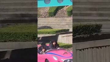 Messi es captado en Disneylandia manejando en Autopia junto a su hijo Ciro