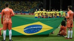 La selecci&oacute;n brasile&ntilde;a canta el himno ante la bandera de su pa&iacute;s.