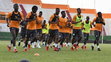Ivory Coast&#039;s national team players run during a training session on November 7, 2017 at the Felix Houphouet-Boigny stadium in Abidjan ahead of the FIFA World Cup 2018 qualifying football match against Morocco. / AFP PHOTO / ISSOUF SANOGO