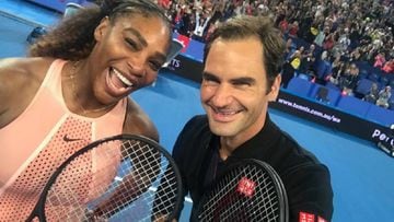Serena Williams y Roger Federer se hacen una selfi durante la Copa Hopman de 2019.