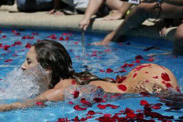 La modelo Nicole Moreno, más conocida como Luli Love, realiza el tradicional piscinazo como reina del Festival de la Canción de Viña del Mar en la piscina del hotel O'Higgins.