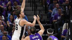 SACRAMENTO, CA - OCTOBER 27: Pau Gasol #16 of the San Antonio Spurs shoots over Kosta Koufos #41 of the Sacramento Kings during the first quarter of an NBA basketball game at Golden 1 Center on October 27, 2016 in Sacramento, California. NOTE TO USER: User expressly acknowledges and agrees that, by downloading and or using this photograph, User is consenting to the terms and conditions of the Getty Images License Agreement.   Thearon W. Henderson/Getty Images/AFP == FOR NEWSPAPERS, INTERNET, TELCOS &amp; TELEVISION USE ONLY ==
