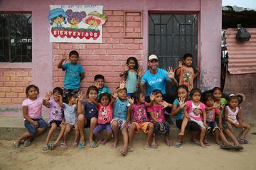 Sergio Ramos posando con niños durante una visita a Piura (Perú)