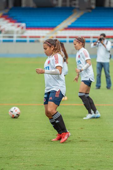 La Selección Colombia Femenina realizó su entrenamiento en el Pascual Guerrero antes del partido amistoso ante Chile, que se jugará el sábado en Cali.