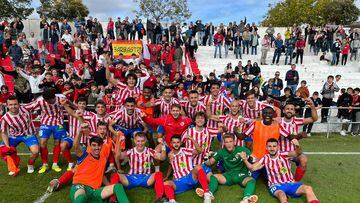 Los jugadores del Barbastro celebran el pase de la eliminatoria de Copa del Rey ante la Ponferradina (1-0)
