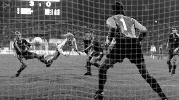 En 1989 Dynamo ganó en la ida por 3 a 0, mientras que los alemanes golearon en la vuelta por 5 a 0, por lo que Bremen avanzó de fase tras un global de 5 a 3.