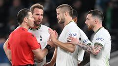 London (United Kingdom), 26/10/2022.- Tottenham's Harry Kane, Eric Dier and Pierre-Emile Hojbjerg talk to the referee Danny Makkelie after the UEFA Champions League group D soccer match between Tottenham Hotspur and Sporting CP in London, Britain, 26 October 2022. (Liga de Campeones, Reino Unido, Londres) EFE/EPA/DANIEL HAMBURY

