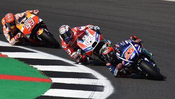 Movistar Yamaha MotoGP&#039;s Spanish rider Maverick Vinales ahead of Ducati Team&#039;s Italian rider Andrea Dovizioso and Repsol Honda Team&#039;s Spanish rider Marc Marquez during the MotoGP race of the British Grand Prix at Silverstone circuit in Northamptonshire, southern England, on August 27, 2017. / AFP PHOTO / Oli SCARFF