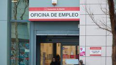 Dos personas en la puerta de la oficina del Servicio Público de Empleo Estatal (SEPE) de la calle de Méndez Álvaro, a 3 de enero de 2023, en Madrid (España). El paro registrado en las oficinas de los servicios públicos de empleo registró en 2022 un descenso de 268.252 personas (-8,6%), hasta un total de 2.837.635 desempleados, la menor cifra en un cierre de año desde el ejercicio 2007. Con el descenso registrado en 2022 el paro encadena dos años consecutivos de retrocesos tras el contabilizado en 2021, cuando se experimentó una caída récord de 782.232 desempleados por el fin de las restricciones asociadas a la pandemia. Las comunidades autónomas de Madrid y Andalucía lideran el descenso del paro en 2022.
03 ENERO 2023;SEPE;PARO;15 AÑOS;PERSONAS;BAJA;PARO;DESEMPLEO;TRABAJO
Jesús Hellín   / Europa Press
03/01/2023