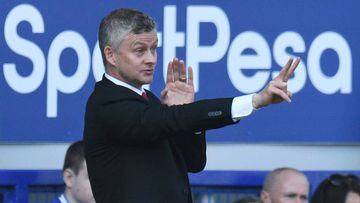 Manchester United&#039;s Norwegian manager Ole Gunnar Solskjaer gestures from the touchline during the English Premier League football match between Everton and Manchester United at Goodison Park in Liverpool, north west England on April 21, 2019. (Photo 