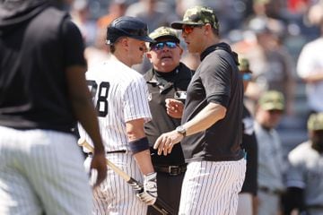 El manager Aaron Boone trata de calmar la situación que sucedió el sábado pasado entre White Sox y Yankees