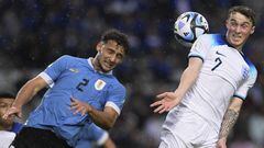 England's midfielder Alfie Devine (R) vies for the ball with Uruguay's defender Sebastian Boselli (L) during the Argentina 2023 U-20 World Cup Group E football match at the Estadio Unico Diego Maradona stadium in La Plata, Buenos Aires province, Argentina on May 25, 2023. (Photo by JUAN MABROMATA / AFP)