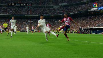 Atlético Madrid were left appealing for a penalty after this handball incident involving Real Madrid's Casemiro.