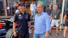 Felipe Calderon y Checo Pérez celebran con chapuzón victoria del GP Mónaco