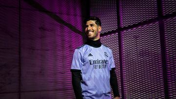 El Real Madrid junto con Adidas ha presentado la que será la segunda equipación para la temporada 22/23. El color es un nuevo tono de morado, que se combina con el negro en los detalles de la camiseta como el cuello redondo o las franjas de los hombros.