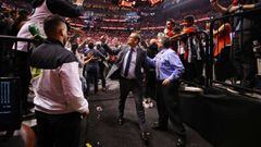 Nick Nurse saluda a los aficionados a la conclusi&oacute;n de un partido de la NBA de Toronto Raptors