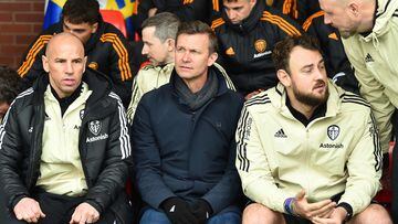 Jesse Marsch, acompañado de Chris Armas, durante el partido Accrington vs Leeds de FA Cup; esperan a McKennie.