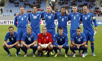Strákarnir okkar (Nuestros muchachos) o Víkingar (Los Vikingos), nombre dado a los miembros de los pueblos nórdicos originarios de Escandinavia. Su organización está a cargo de la Federación de Fútbol de Islandia perteneciente a la UEFA.