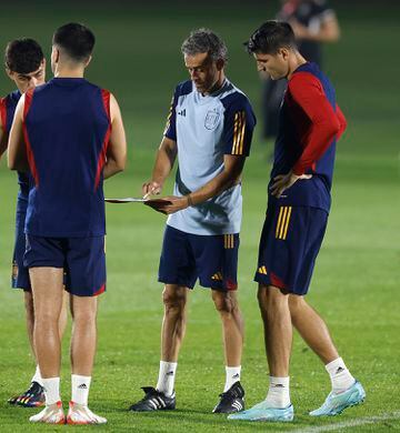 Luis Enrique da instrucciones a Álvaro Morata durante el entrenamiento de hoy.
