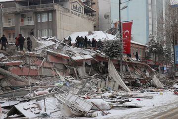 El vicepresidente de Turquía, Fuat Oktay, ha afirmado que hay al menos 284 muertos y más de 2.300 heridos.