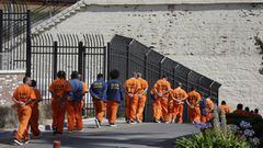 ARCHIVO - En esta fotograf&iacute;a de archivo del 16 de agosto de 2016, los reclusos de la poblaci&oacute;n general hacen fila en la Prisi&oacute;n Estatal de San Quentin en San Quentin, California.