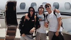 Joao F&eacute;lix, en el centro, con sus amigos nada m&aacute;s aterrizar en Ibiza.