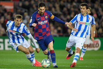 Real Sociedad's Spanish defender Diego Llorente (L) and Real Sociedad's Spanish midfielder Ander Guevara (R) challenge Barcelona's Argentine forward Lionel Messi