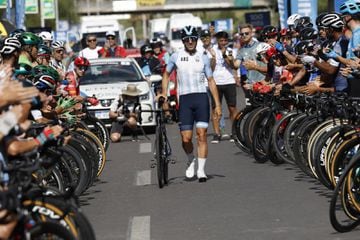 Max Richeze, homenajeado por el pelotón de la Vuelta a San Juan en su retirada como profesional.