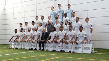 Foto oficial de la plantilla del Real Madrid de la temporada 2020-2021 con el entrenador, Zinedine Zidane, y el presidente del club, Florentino P&eacute;rez.