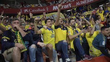 Aficionados de Las Palmas durante el partido de LaLiga SmartBank contra el Sporting de Gij&oacute;n.