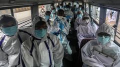 Mumbai (India), 02/07/2020.- Indian health workers wearing personal protective equipment (PPE) gathered to carry medical checkup of the residents of a &#039;containment zones&#039; in Mumbai, India, 02 July 2020. According to media reports, the state gove