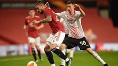 Manchester United&#039;s Brazilian defender Alex Telles (L) takes on AC Milan&#039;s Belgian midfielder Alexis Saelemaekers (R) during the UEFA Europa League round of 16 first leg football match between Manchester United and AC Milan at Old Trafford in Ma
