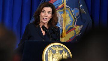 La gobernadora de Nueva York, Kathy Hochul, anuncia la asignación de tres millones de dólares para asistencia legal a inmigrantes en el estado.