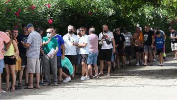 aficionados de la UD almería hacen cola a las ùertas del Estadio de Juegos Mediterraneos para renovar sus abonos para la tempirada 22/23