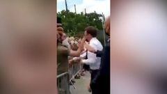 Macron se acerca a saludar y un hombre le pega una bofetada