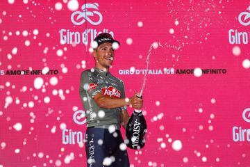 El ciclista italiano del equipo Alpecin-Fenix ​​​​Stefano Oldani celebra en el podio después de ganar la 12ª etapa de la carrera ciclista Giro d'Italia 2022.
