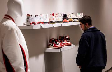 New York (United States), 05/12/2022.- A person looks at sneakers, including a pair of Michael Jordan game-worn and signed original 1985 Air Jordan 1 sneakers estimated to sell for over 200,000 US dollar (190,000 euro) on display for an online auction ending this week entitled 'The Greats' put on by the new 'Sneakers, Streetwear and Collectibles' department at Christie'Äôs auction house in New York, New York, USA, 05 December 2022. The auction features 'sneakers, streetwear and collectibles from contemporary culture'. (Jordania, Estados Unidos, Nueva York) EFE/EPA/JUSTIN LANE
