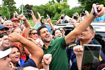 Novak Djokovic se realiza un 'selfie' con los seguidores del tenista en Melbourne.