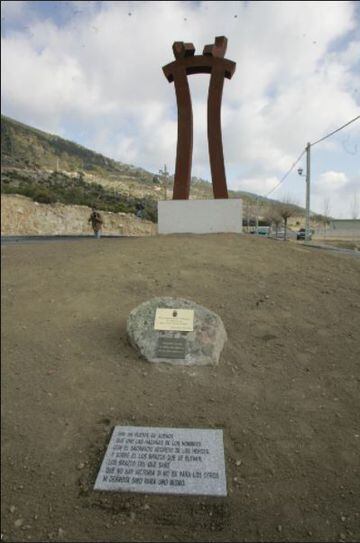 2006. Se inaugura en su pueblo natal de El Barraco (Ávila) una calle y una escultura con el nombre de José María Jiménez "El Chava".